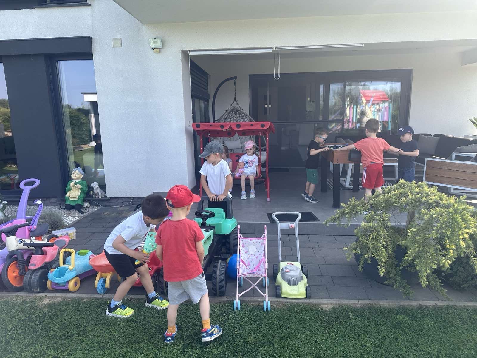 Skupina Pčelice u posjetu obitelji Koštarić (5)