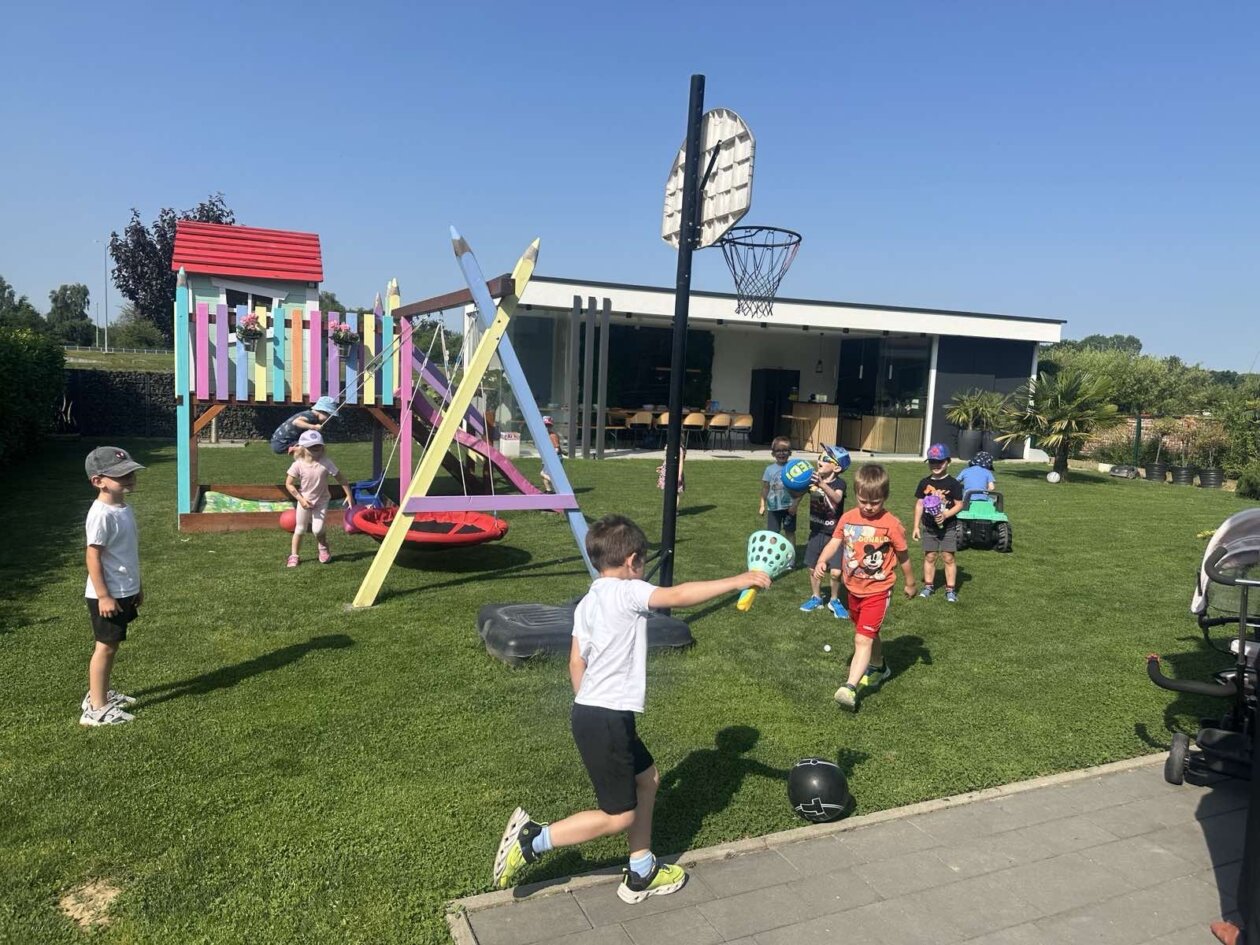 Skupina Pčelice u posjetu obitelji Koštarić (8)