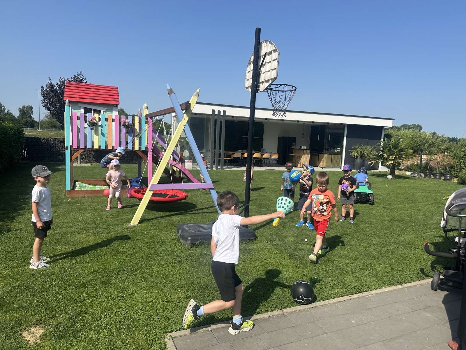 Skupina Pčelice u posjetu obitelji Koštarić (8)