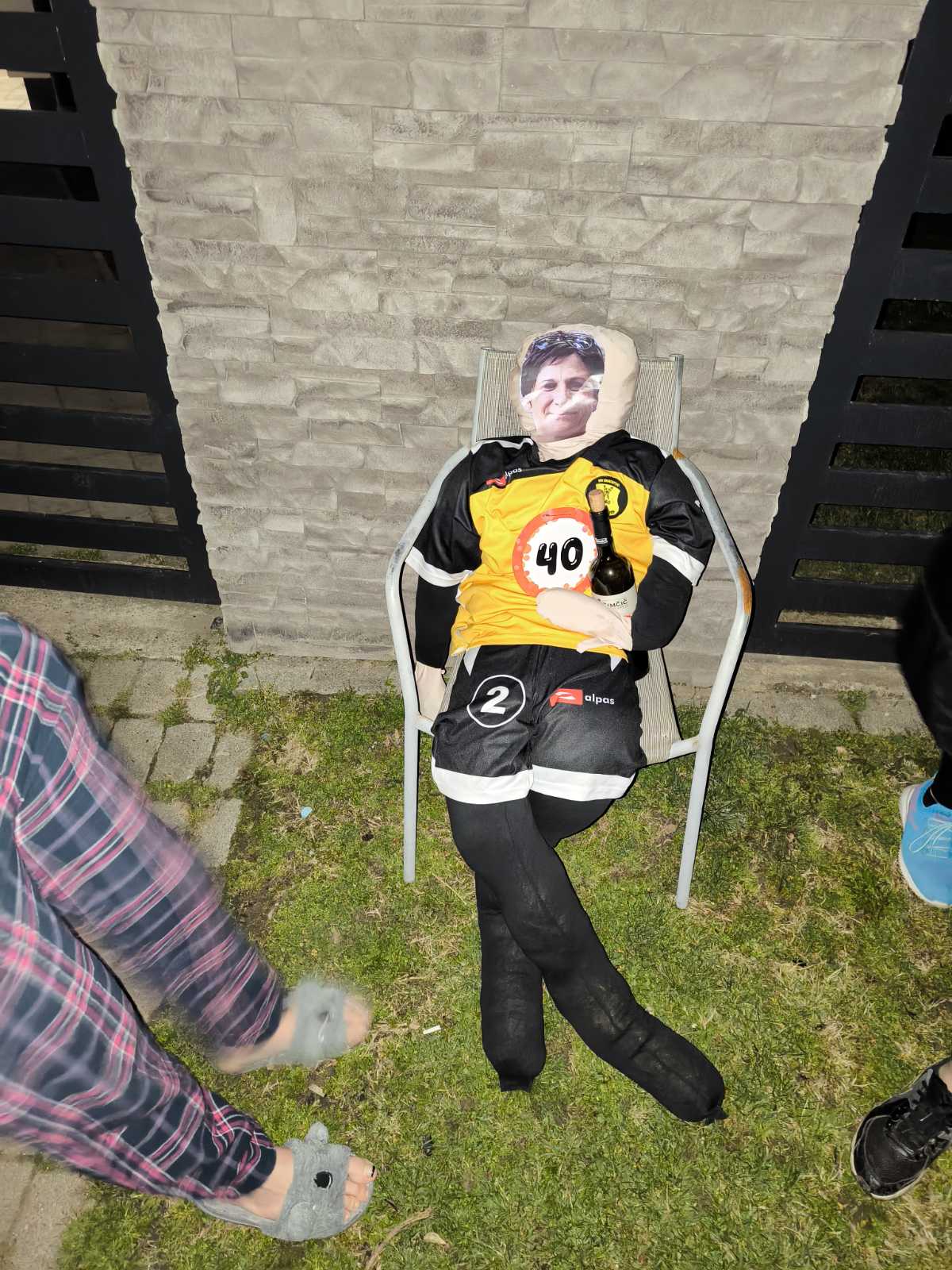 Spektakularan ulazak u četrdesete Ivana Žganec dočekala rođendan uz bakljadu i konfete (1) Spektakularan ulazak u četrdesete Ivana Žganec dočekala rođendan uz bakljadu i konfete (5)