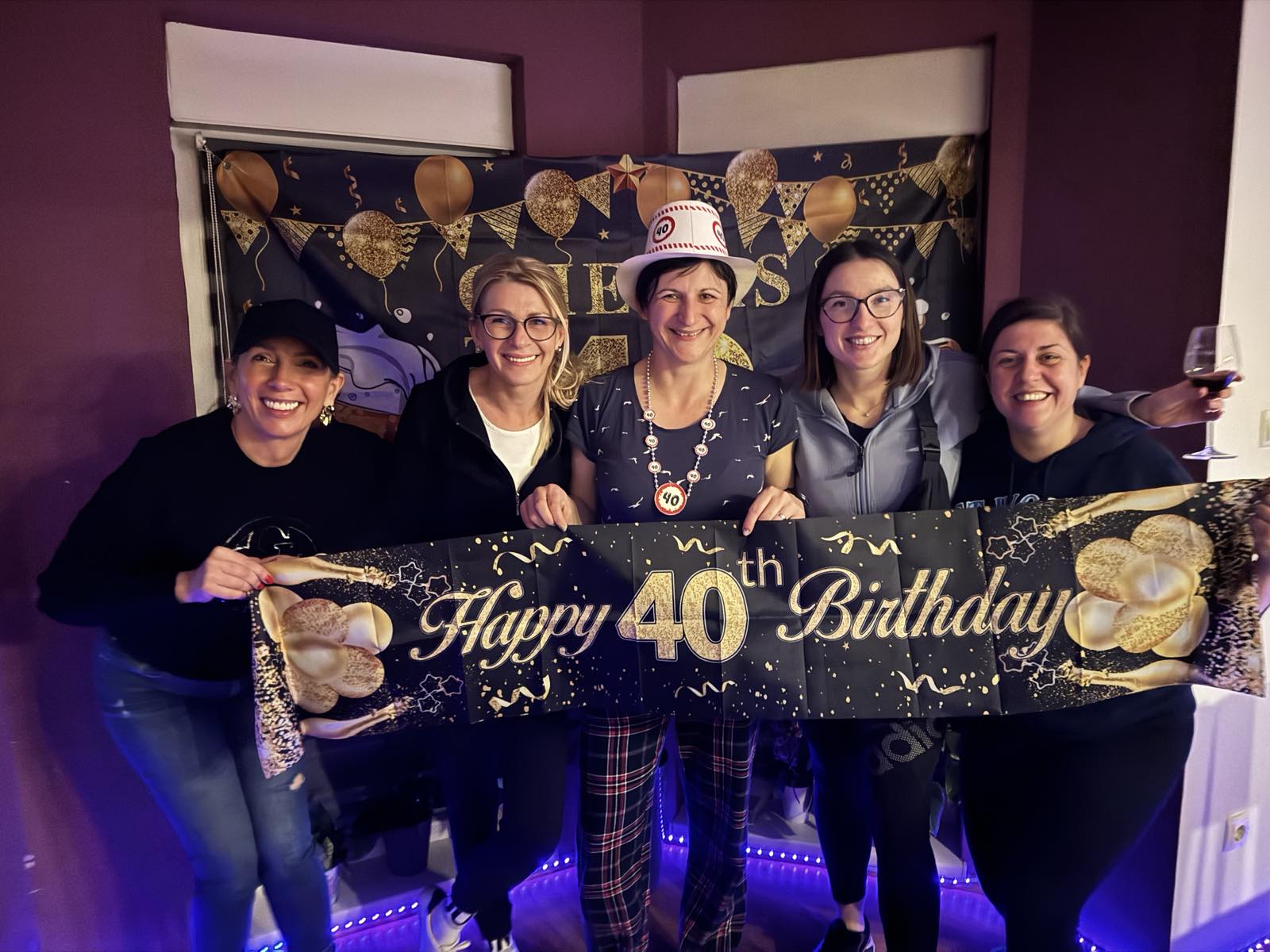 Spektakularan ulazak u četrdesete Ivana Žganec dočekala rođendan uz bakljadu i konfete (2) Spektakularan ulazak u četrdesete Ivana Žganec dočekala rođendan uz bakljadu i konfete (5)Spektakularan ulazak u četrdesete Ivana Žganec dočekala rođendan uz bakljadu i konfete (5)