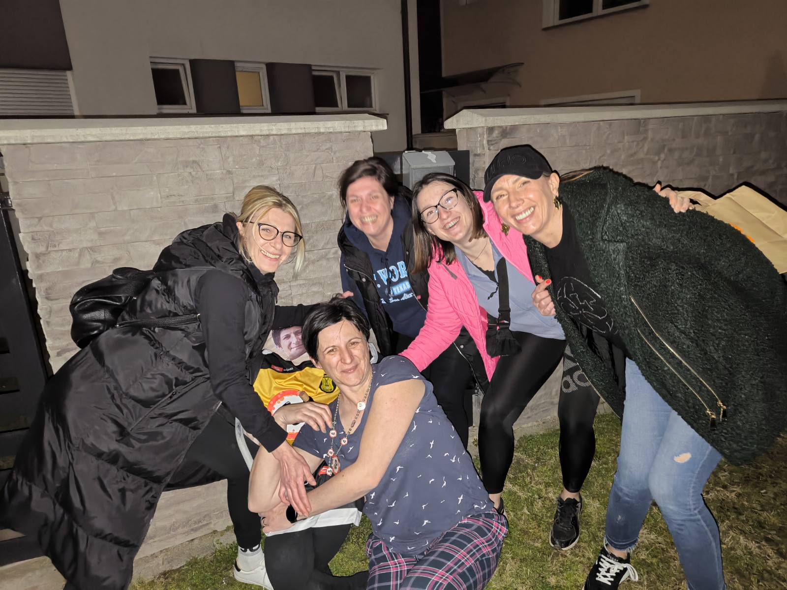 Spektakularan ulazak u četrdesete Ivana Žganec dočekala rođendan uz bakljadu i konfete (5) Spektakularan ulazak u četrdesete Ivana Žganec dočekala rođendan uz bakljadu i konfete (5)