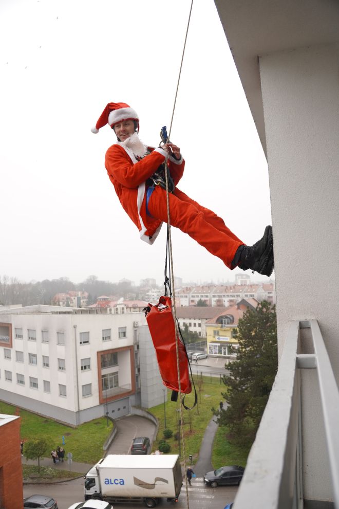Speleolozi pokloni pedijatrija bolnica božić darivaje (29)