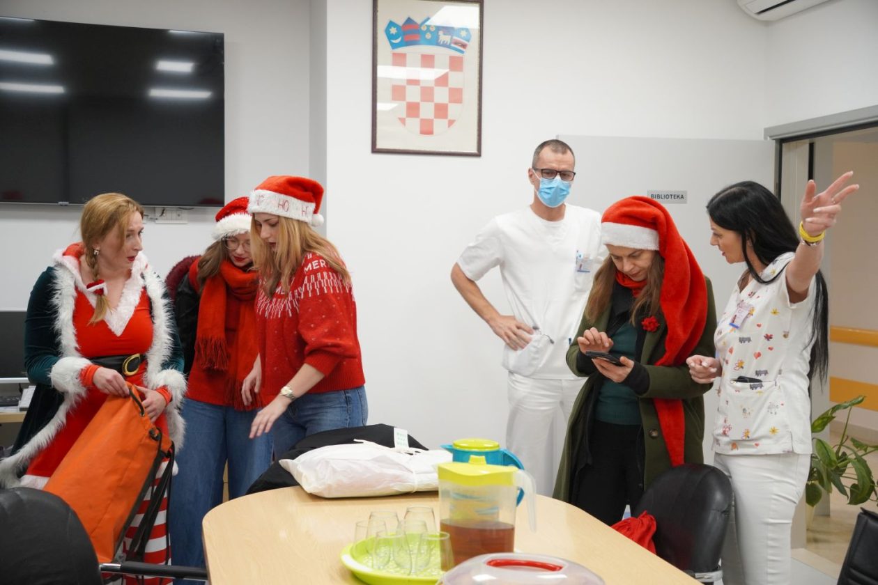 Speleolozi pokloni pedijatrija bolnica božić darivaje (3)