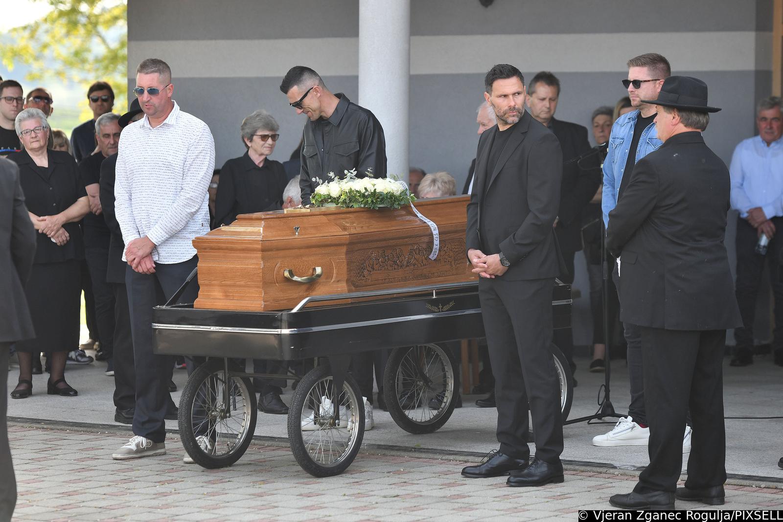 Sveti Martin na Muri: Sprovod bivšeg nogometnog reprezentativca Nikole Pokrivača Sveti Martin na Muri: Sprovod bivšeg nogometnog reprezentativca Nikole Pokrivača