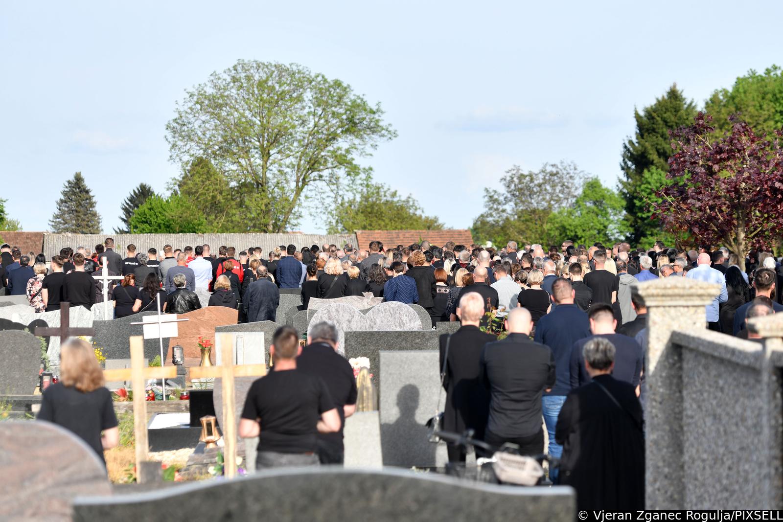 Sveti Martin na Muri: Sprovod bivšeg nogometnog reprezentativca Nikole Pokrivača Sveti Martin na Muri: Sprovod bivšeg nogometnog reprezentativca Nikole Pokrivača