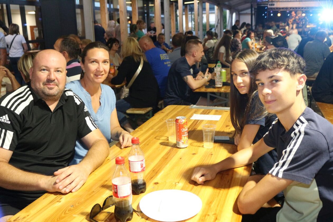 Srebrna krila i Chriztel Renae podigli atmosferu do maksimuma (25) Srebrna krila i Chriztel Renae podigli atmosferu do maksimuma (25)