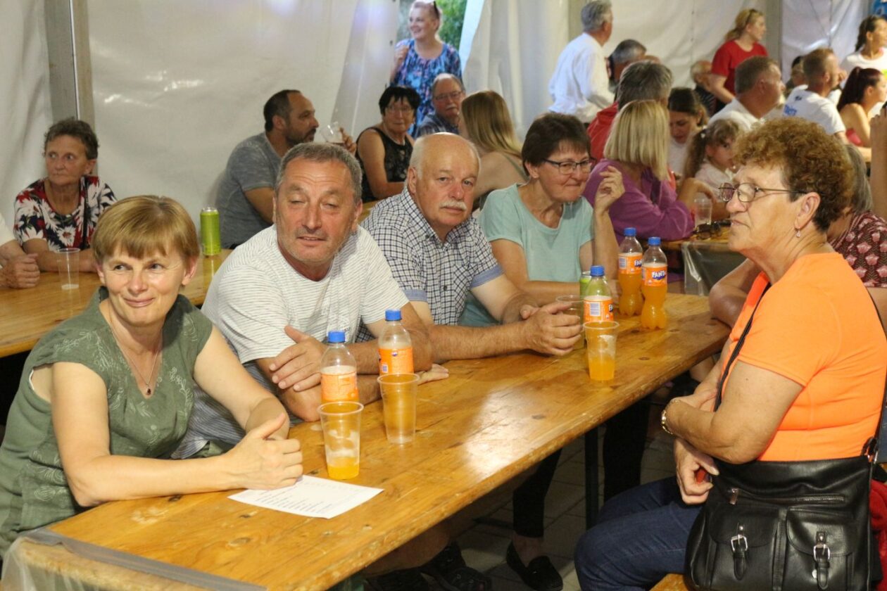 Srebrna krila i Chriztel Renae podigli atmosferu do maksimuma (35) Srebrna krila i Chriztel Renae podigli atmosferu do maksimuma (35)