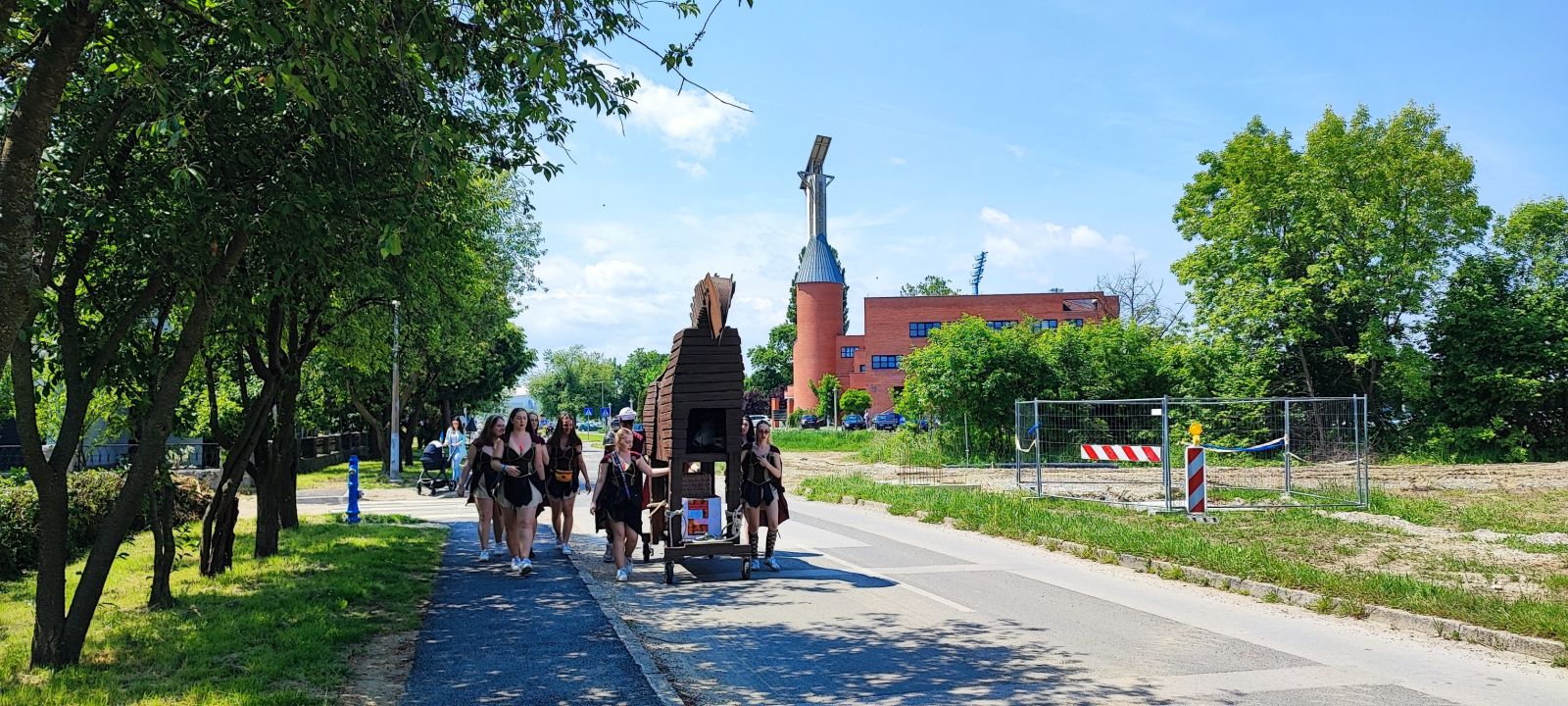 Srednja škola Čakovec – maturanti trojanci, trojski konj (4) Srednja škola Čakovec – maturanti trojanci, trojski konj (4)