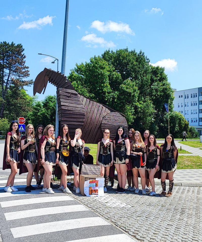 Srednja škola Čakovec – maturanti trojanci, trojski konj (5) Srednja škola Čakovec – maturanti trojanci, trojski konj (5)