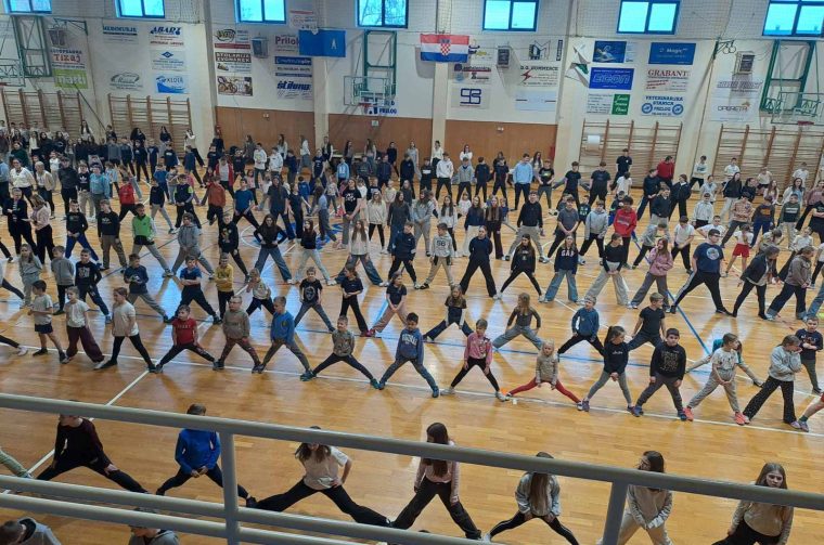 Srednja škola Prelog najduža špaga (1) Srednja škola Prelog najduža špaga (1)