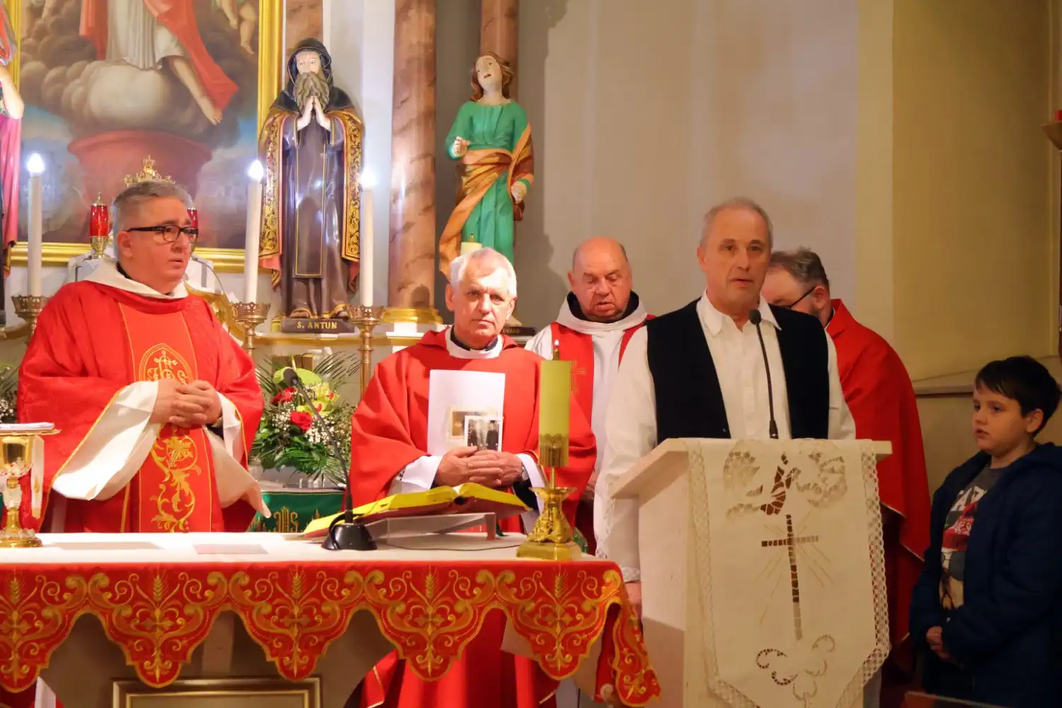 Svečano Stepinčevo u Ivanovcu Euharistijsko slavlje okupilo mnoštvo vjernika (13)