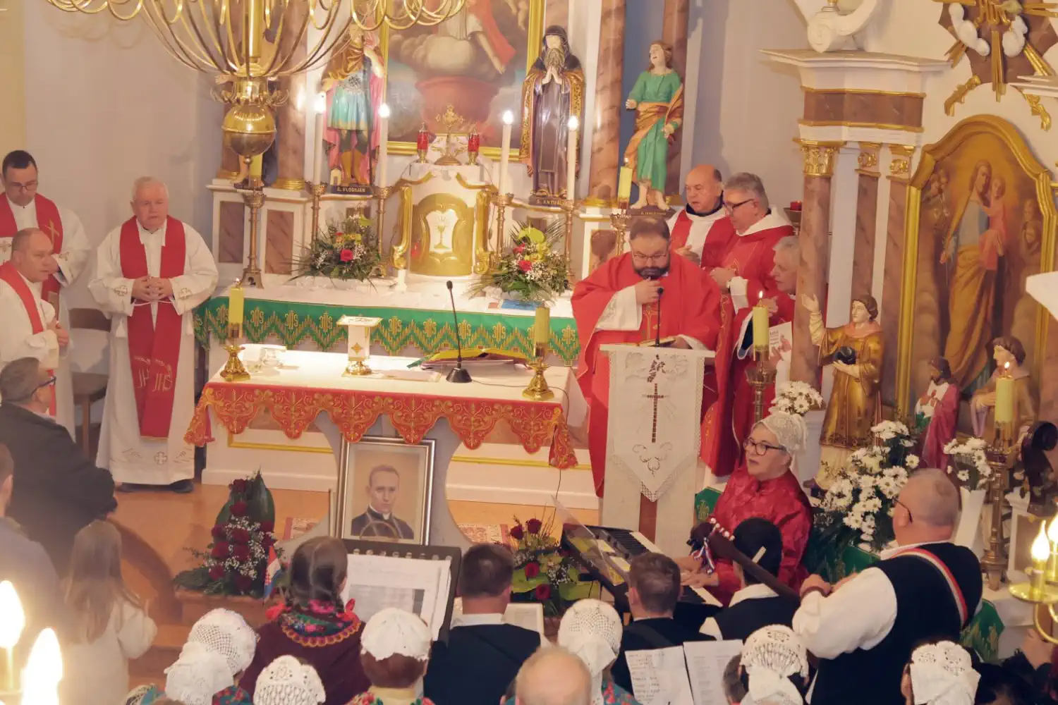 Svečano Stepinčevo u Ivanovcu Euharistijsko slavlje okupilo mnoštvo vjernika (14)