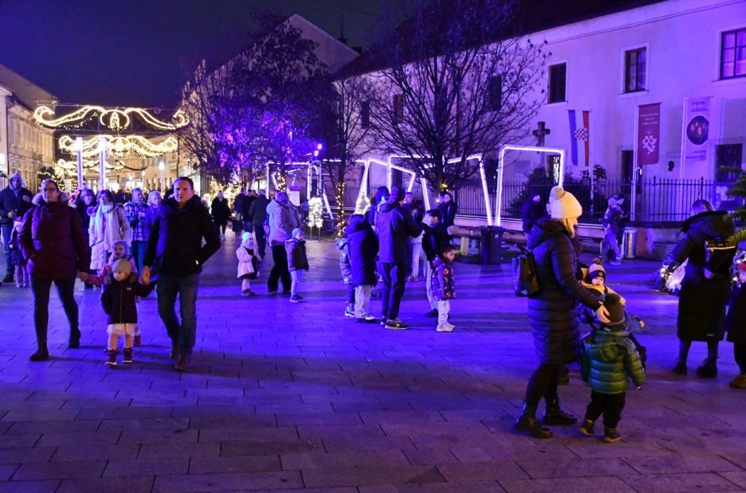 Sveti Nikola 2025 advent franjevački trg (14)