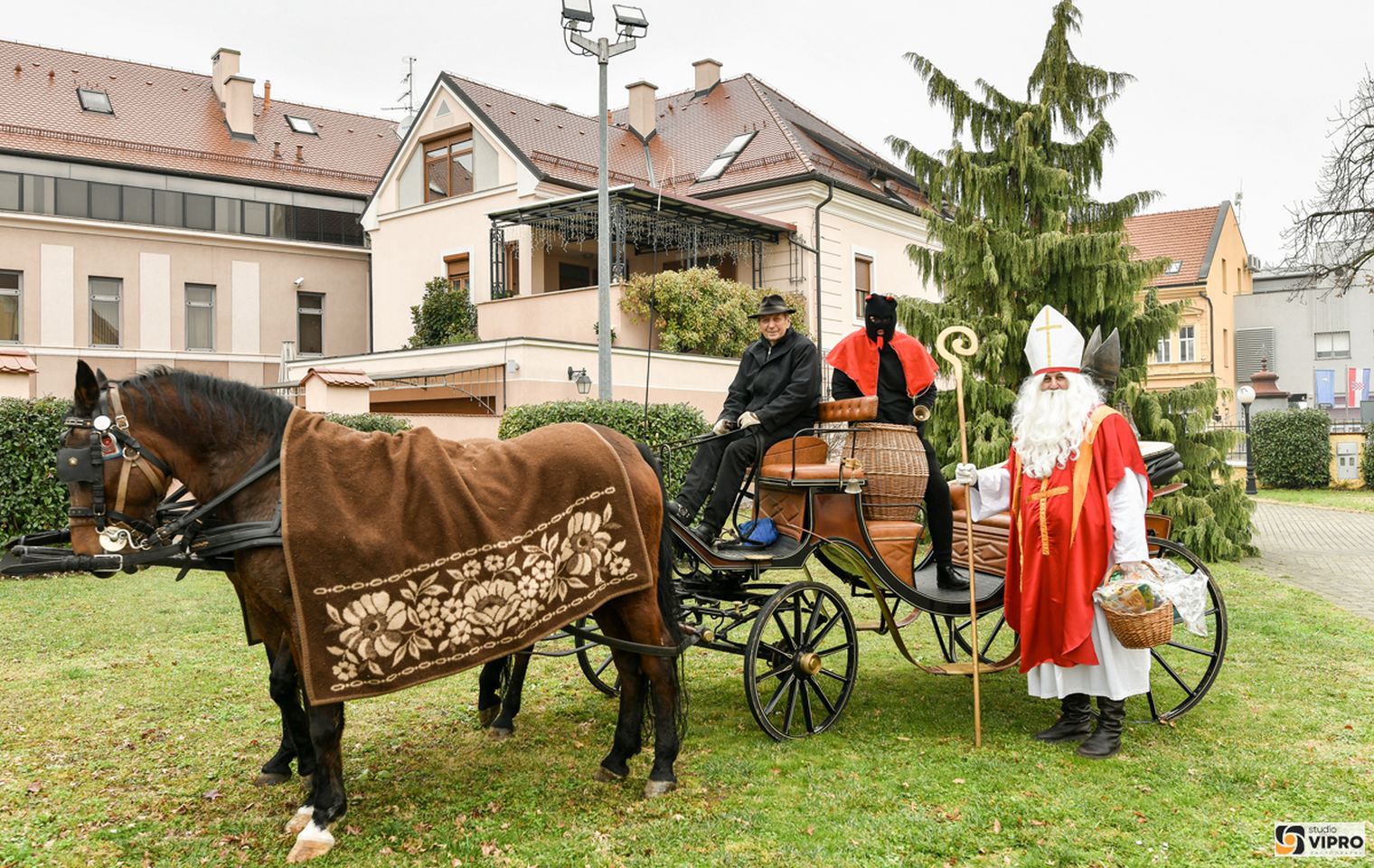 Sveti Nikola i Krampus provozili se kočijom i usrećili djecu u Prelogu (1)
