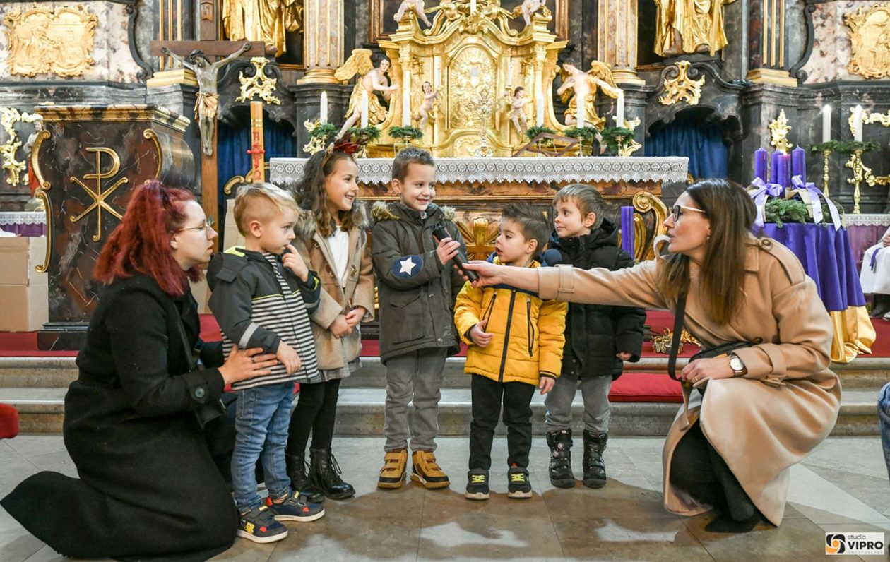 Sveti Nikola i Krampus provozili se kočijom i usrećili djecu u Prelogu (10)