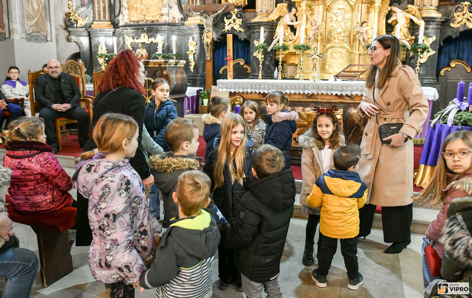 Sveti Nikola i Krampus provozili se kočijom i usrećili djecu u Prelogu (11)