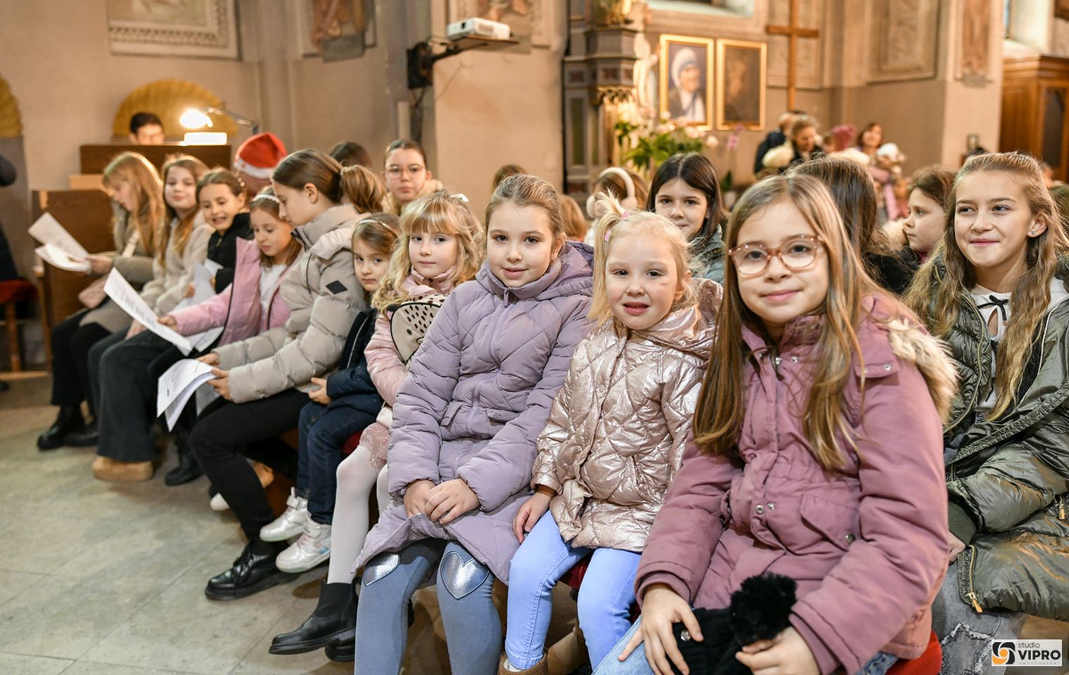 Sveti Nikola i Krampus provozili se kočijom i usrećili djecu u Prelogu (12)