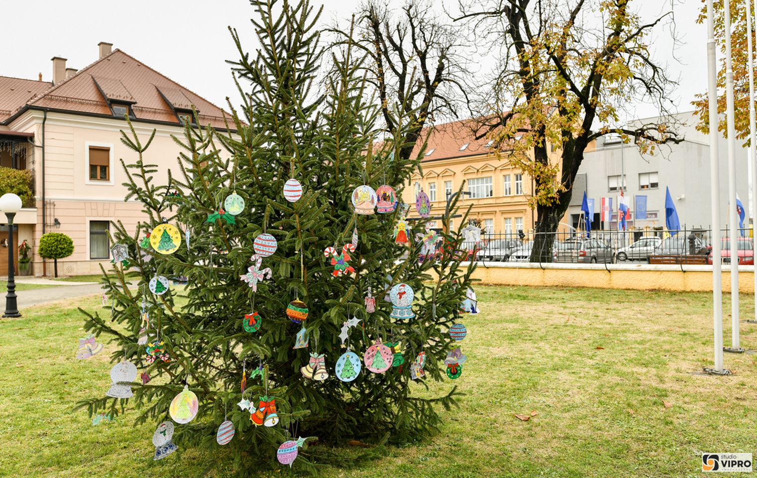 Sveti Nikola i Krampus provozili se kočijom i usrećili djecu u Prelogu (13)