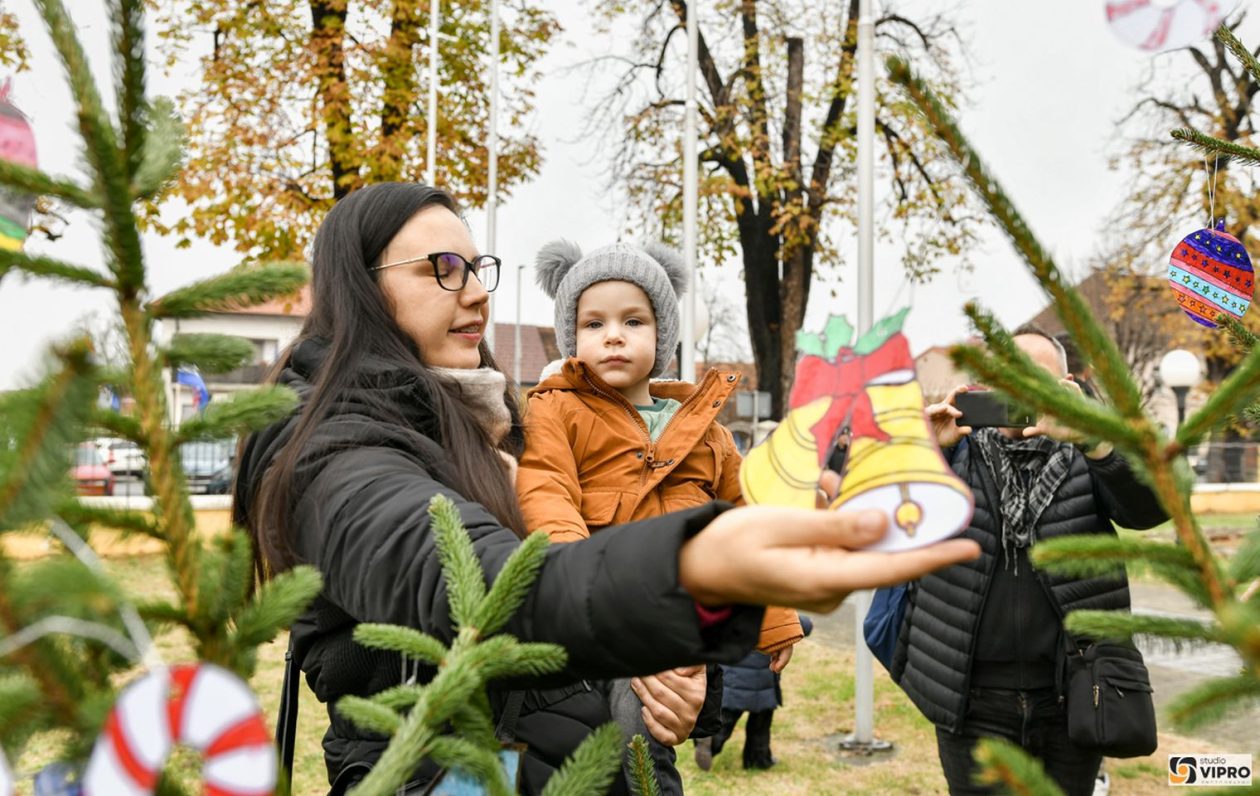 Sveti Nikola i Krampus provozili se kočijom i usrećili djecu u Prelogu (15)