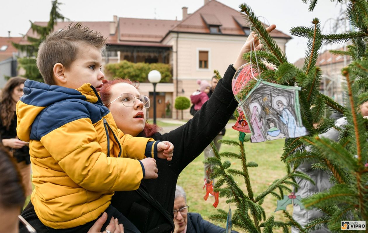 Sveti Nikola i Krampus provozili se kočijom i usrećili djecu u Prelogu (16)