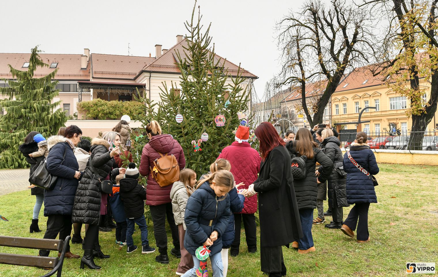 Sveti Nikola i Krampus provozili se kočijom i usrećili djecu u Prelogu (17)