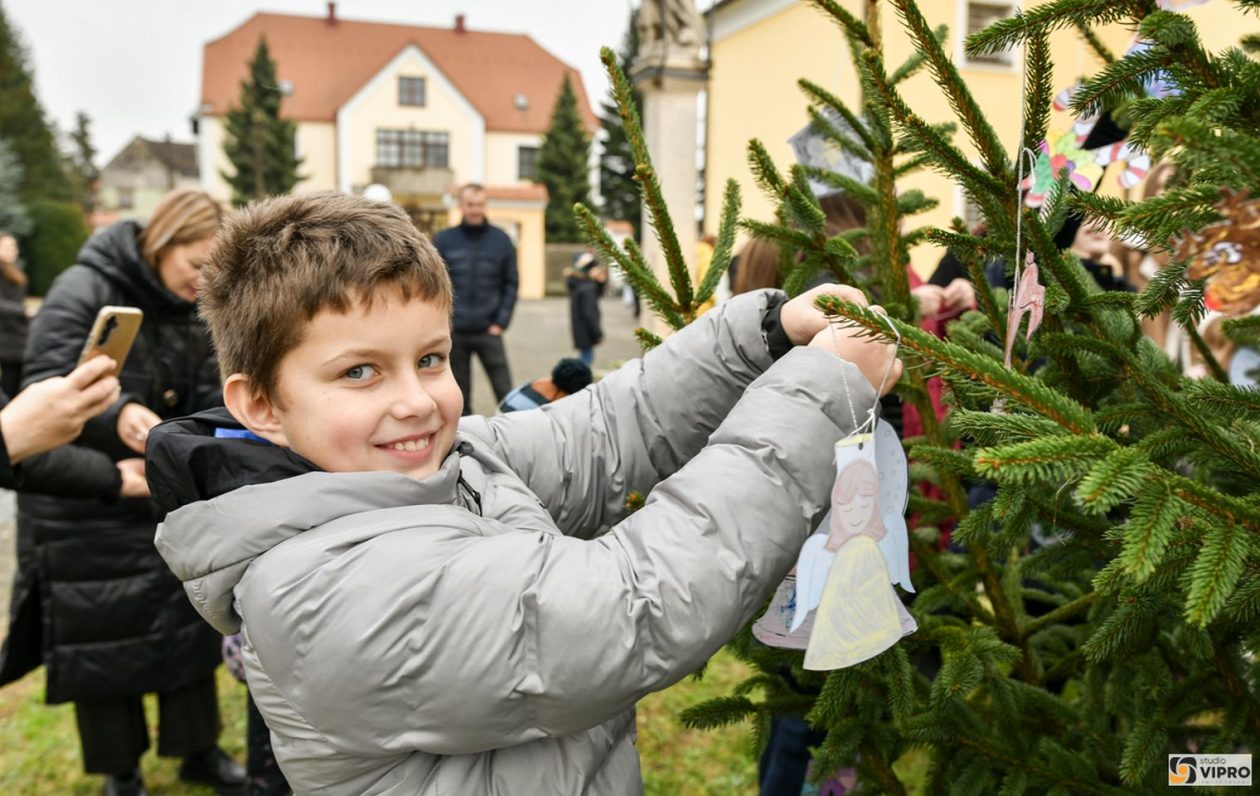 Sveti Nikola i Krampus provozili se kočijom i usrećili djecu u Prelogu (18)