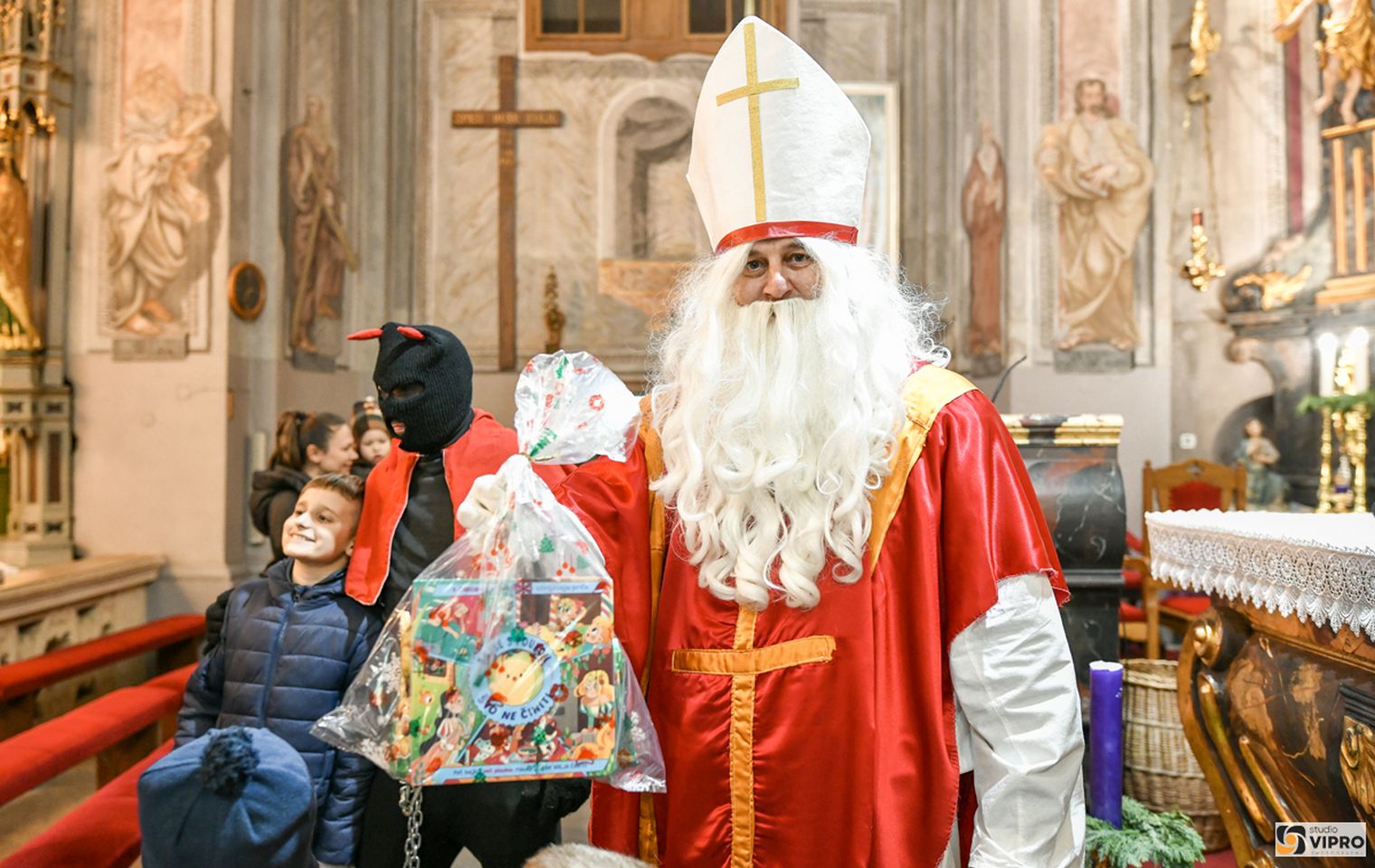 Sveti Nikola i Krampus provozili se kočijom i usrećili djecu u Prelogu (2)