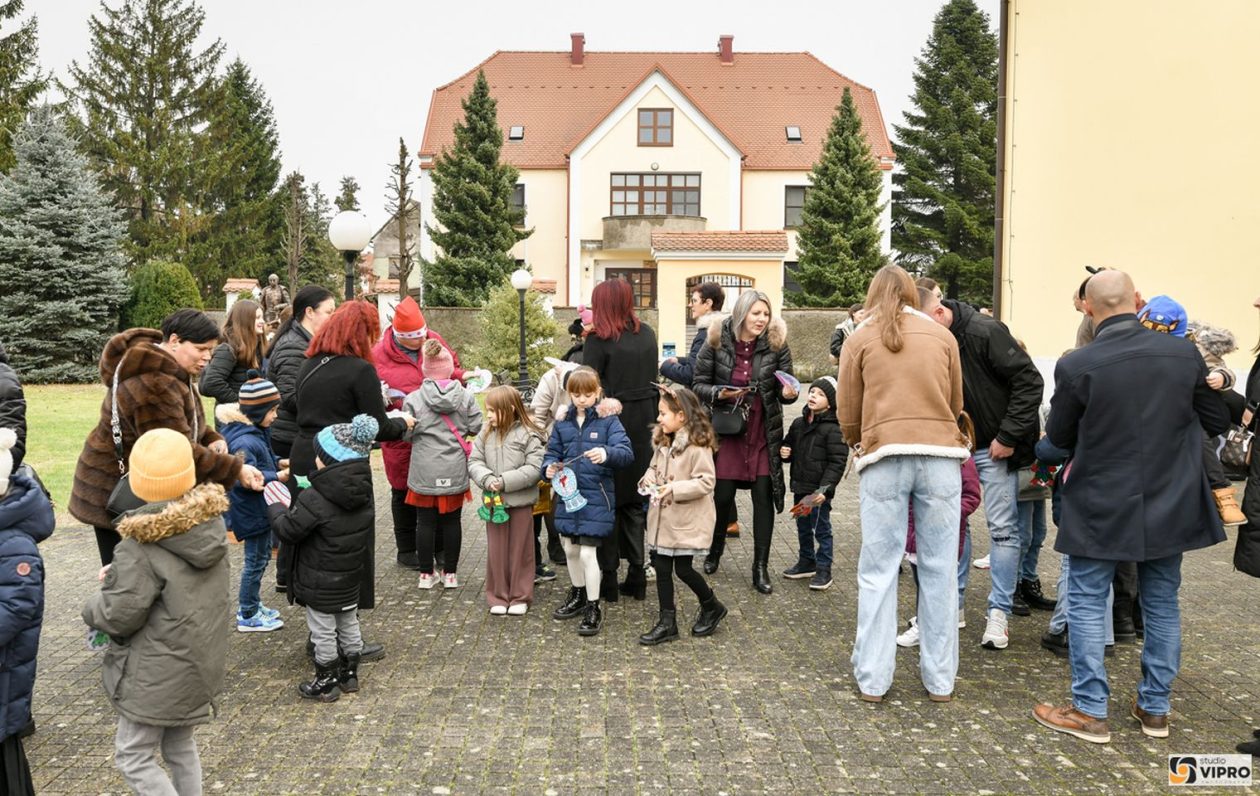 Sveti Nikola i Krampus provozili se kočijom i usrećili djecu u Prelogu (20)