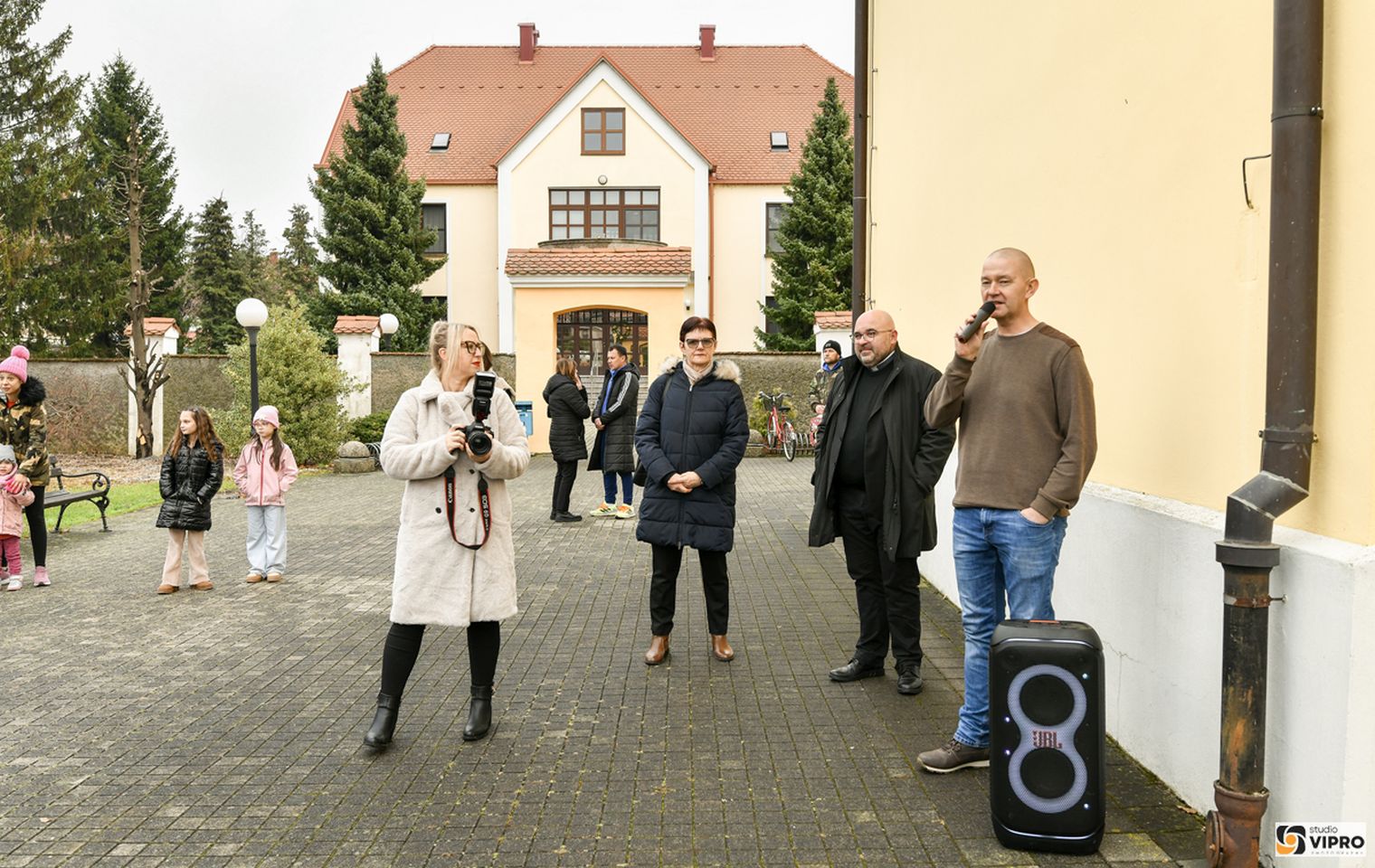 Sveti Nikola i Krampus provozili se kočijom i usrećili djecu u Prelogu (21)