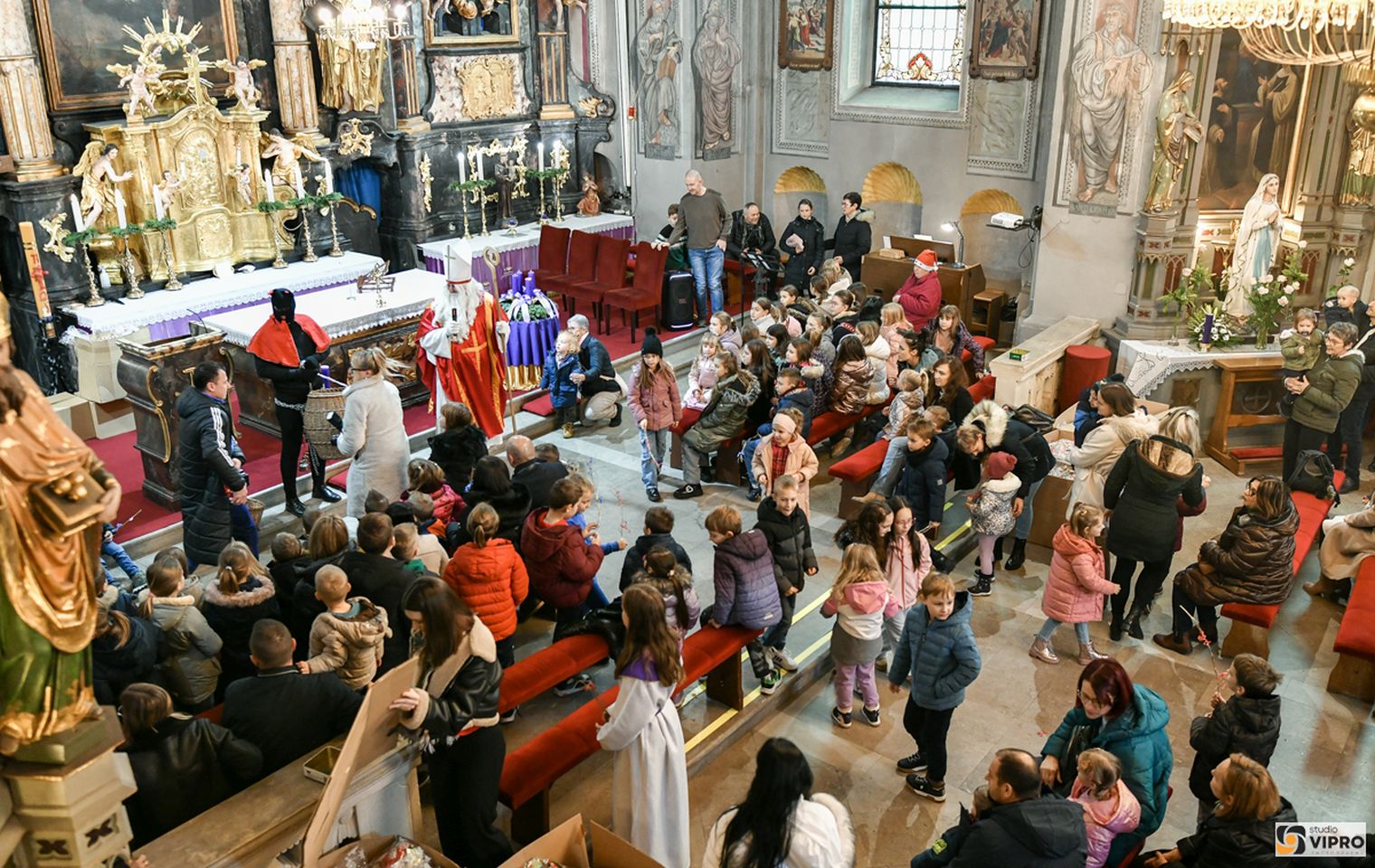 Sveti Nikola i Krampus provozili se kočijom i usrećili djecu u Prelogu (3)