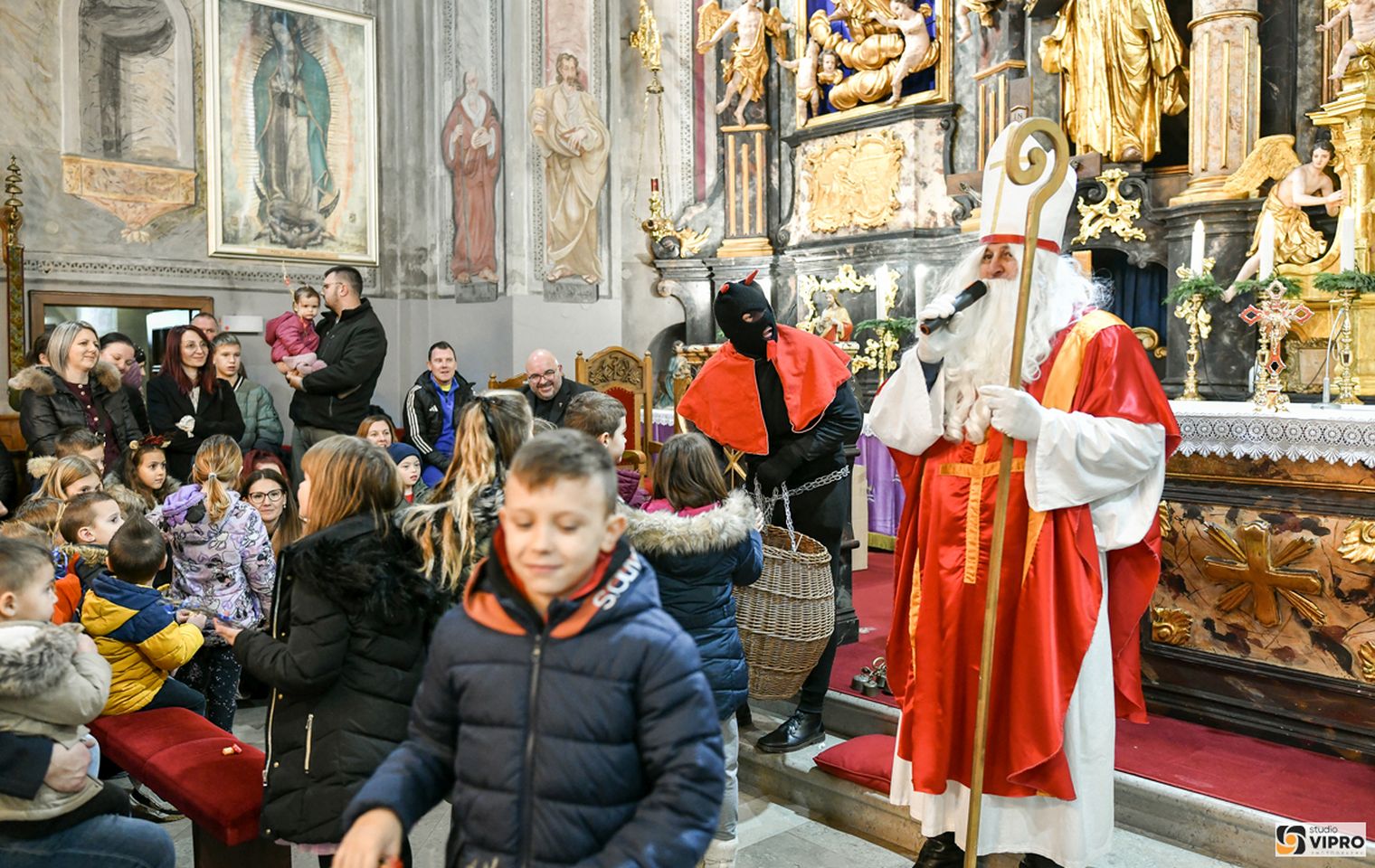 Sveti Nikola i Krampus provozili se kočijom i usrećili djecu u Prelogu (4)