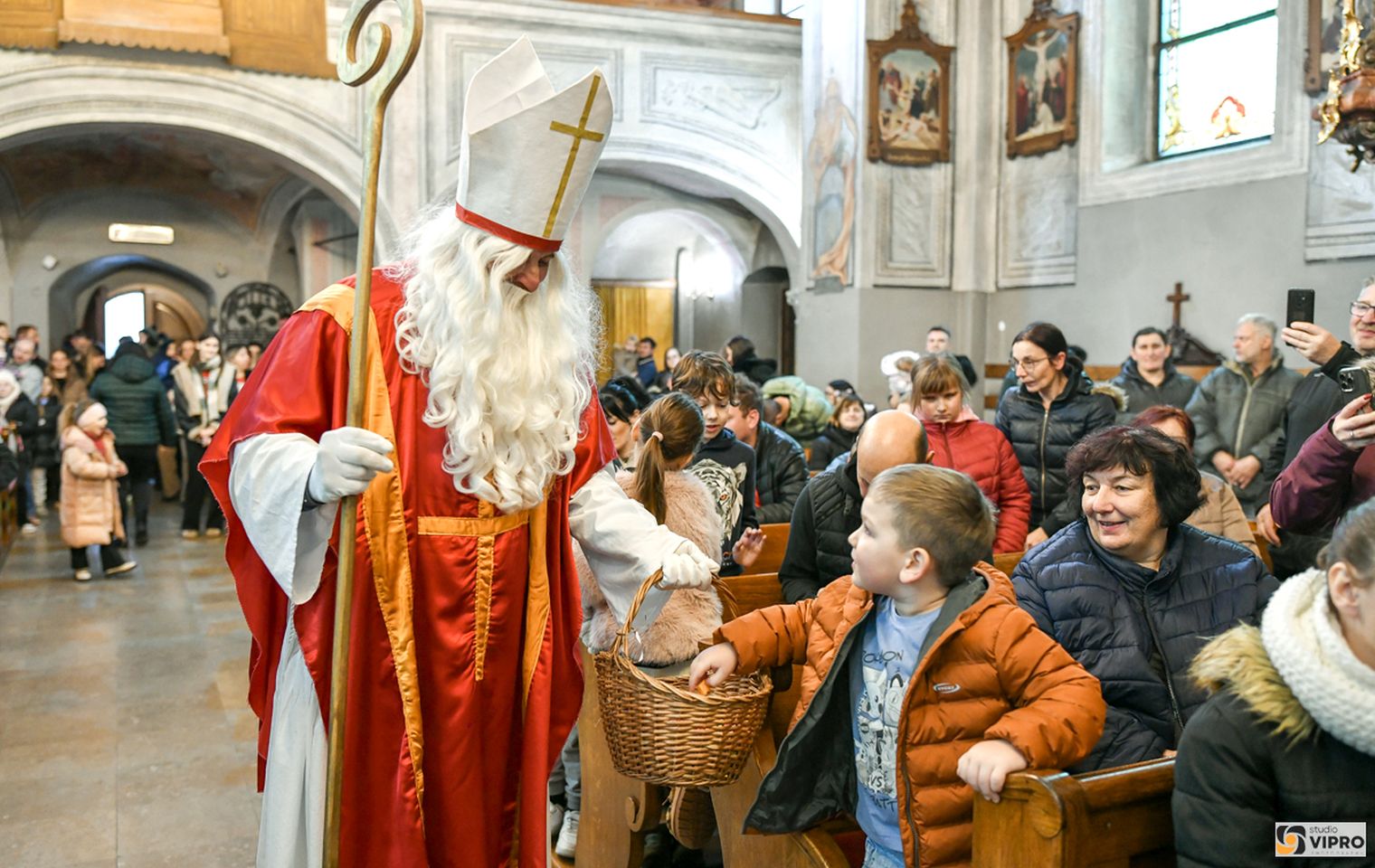 Sveti Nikola i Krampus provozili se kočijom i usrećili djecu u Prelogu (5)