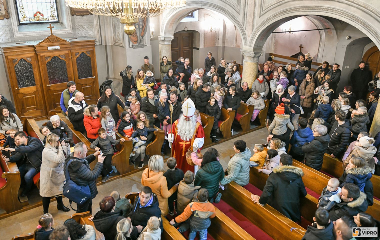 Sveti Nikola i Krampus provozili se kočijom i usrećili djecu u Prelogu (6)