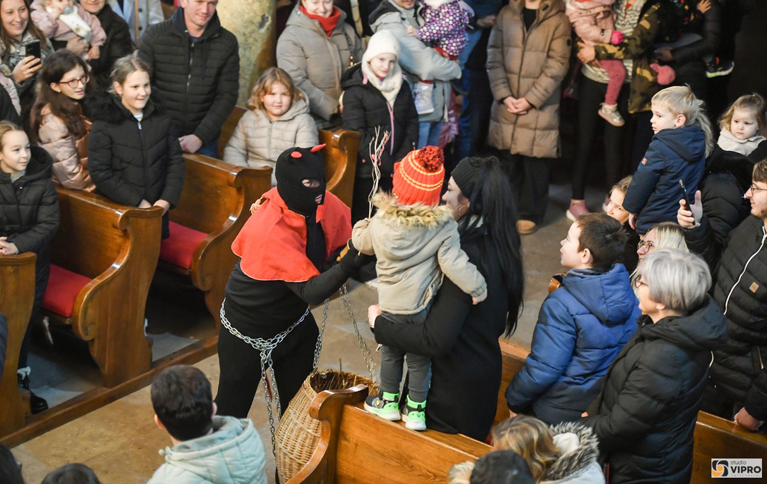 Sveti Nikola i Krampus provozili se kočijom i usrećili djecu u Prelogu (7)