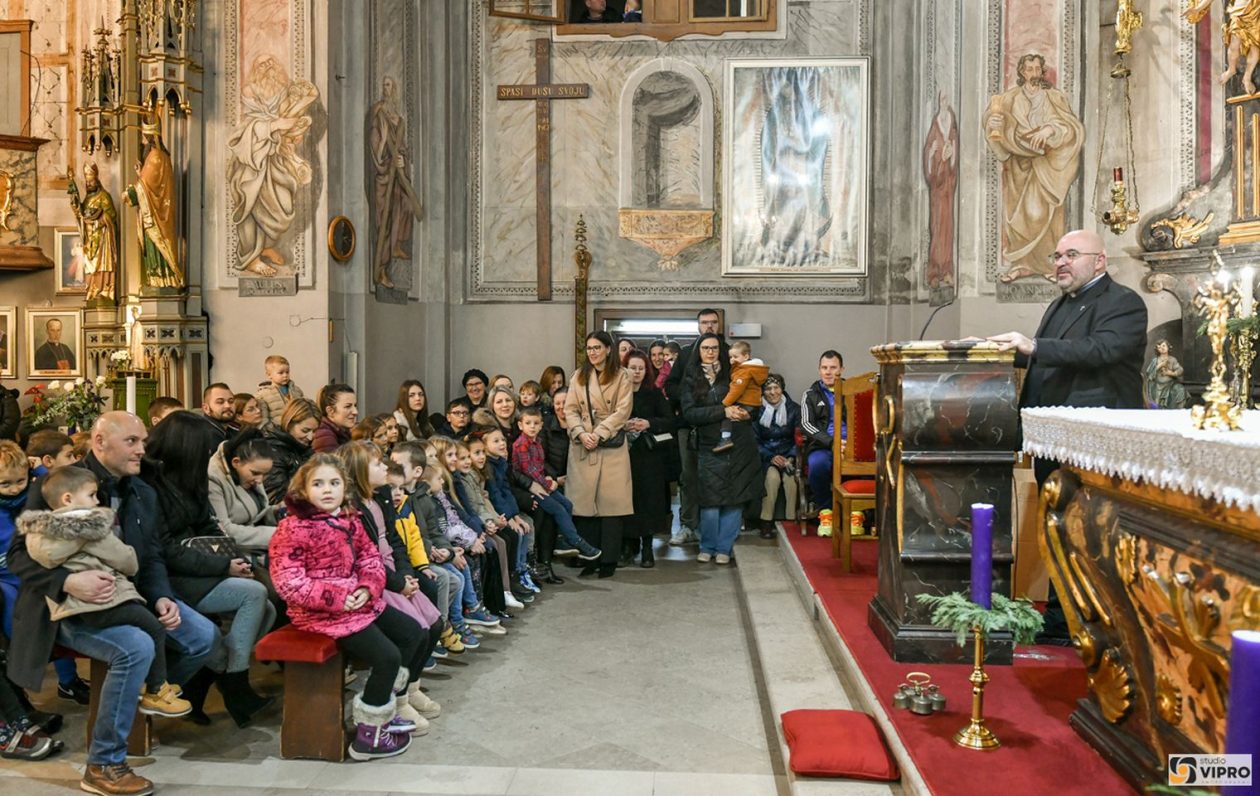 Sveti Nikola i Krampus provozili se kočijom i usrećili djecu u Prelogu (9)