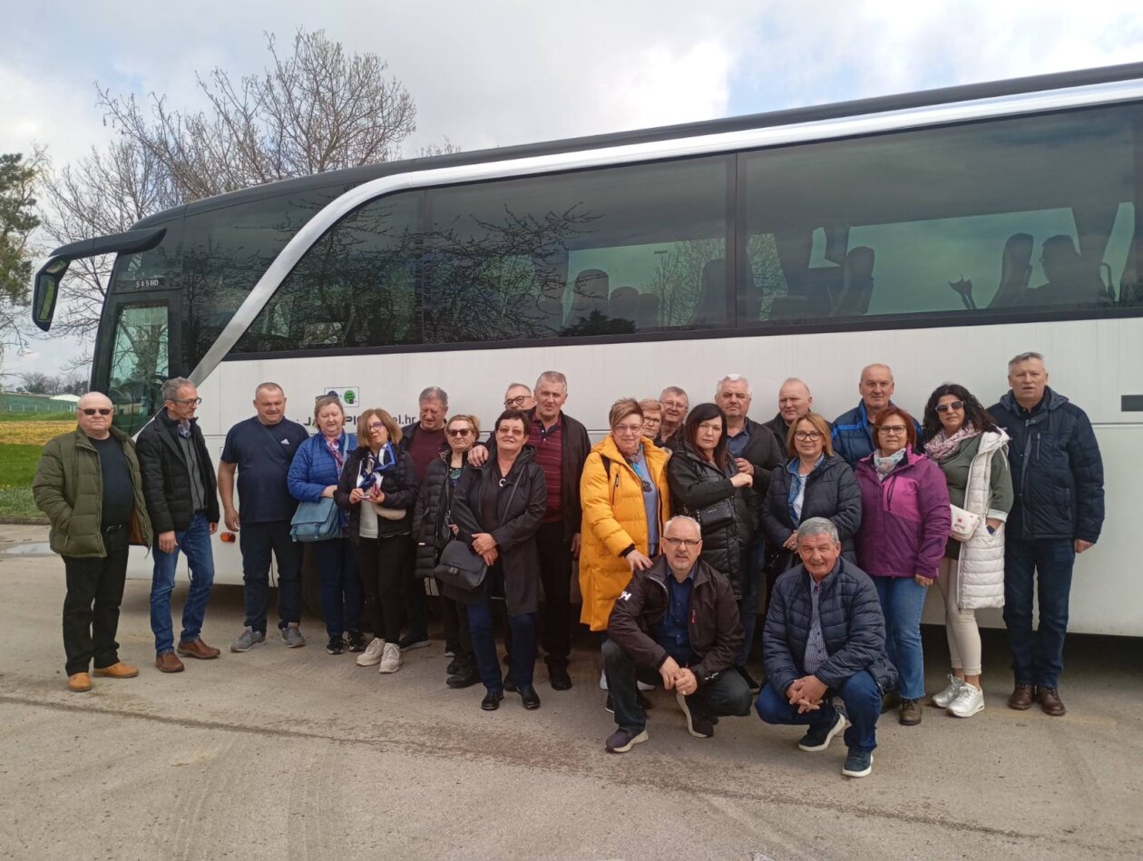 Svetomartinska udruga voćara i vinogradara istražuje vinske regije Iloka i Vukovara (11)