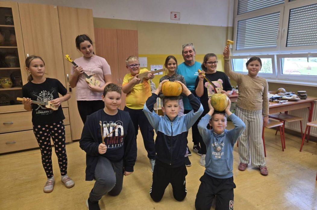 TRAGOVI DJETINJSTVA Četvrtaši iz Gornjeg Mihaljevca oživjeli igre i okuse prošlih vremena (3) TRAGOVI DJETINJSTVA Četvrtaši iz Gornjeg Mihaljevca oživjeli igre i okuse prošlih vremena (3)