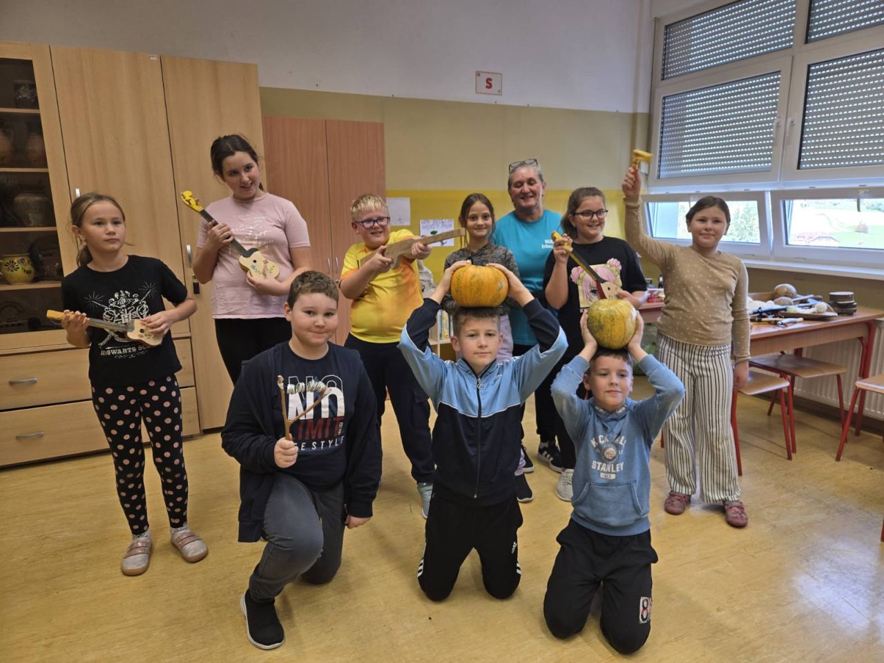 TRAGOVI DJETINJSTVA Četvrtaši iz Gornjeg Mihaljevca oživjeli igre i okuse prošlih vremena (3) TRAGOVI DJETINJSTVA Četvrtaši iz Gornjeg Mihaljevca oživjeli igre i okuse prošlih vremena (3)