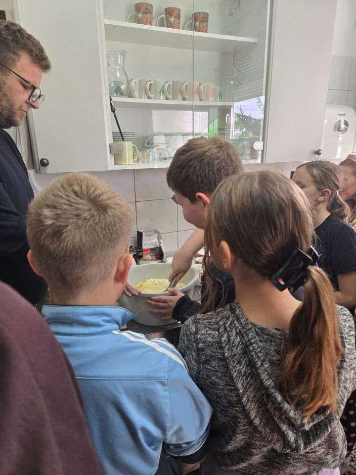 TRAGOVI DJETINJSTVA Četvrtaši iz Gornjeg Mihaljevca oživjeli igre i okuse prošlih vremena (4) TRAGOVI DJETINJSTVA Četvrtaši iz Gornjeg Mihaljevca oživjeli igre i okuse prošlih vremena (4)