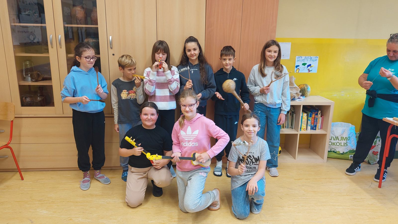 TRAGOVI DJETINJSTVA Četvrtaši iz Gornjeg Mihaljevca oživjeli igre i okuse prošlih vremena (5) TRAGOVI DJETINJSTVA Četvrtaši iz Gornjeg Mihaljevca oživjeli igre i okuse prošlih vremena (5)