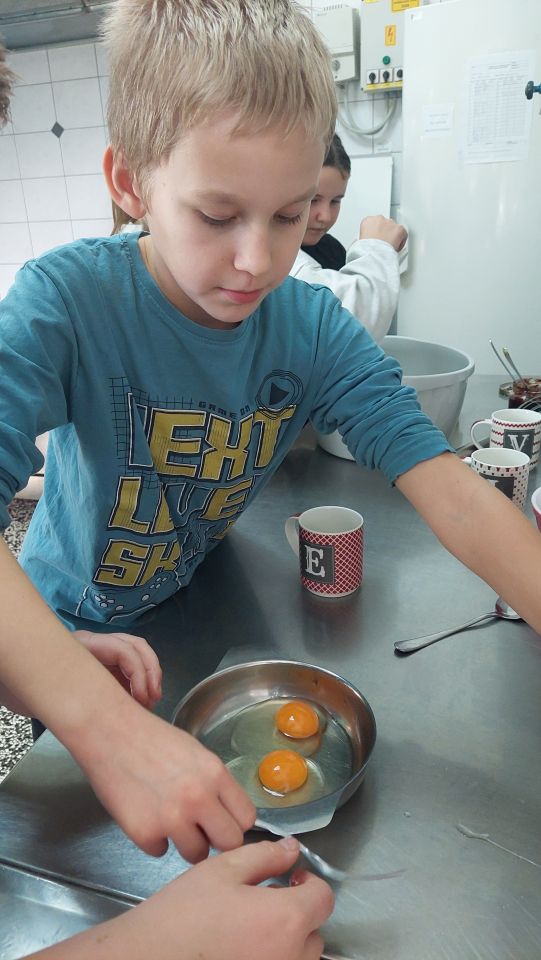 TRAGOVI DJETINJSTVA Četvrtaši iz Gornjeg Mihaljevca oživjeli igre i okuse prošlih vremena (6) TRAGOVI DJETINJSTVA Četvrtaši iz Gornjeg Mihaljevca oživjeli igre i okuse prošlih vremena (6)