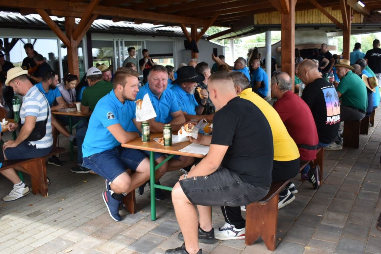 TRAKTORIJADA I ZALOGAJI Punkt s hot dogovima od domaćih kobasica privukao posjetitelje (10)