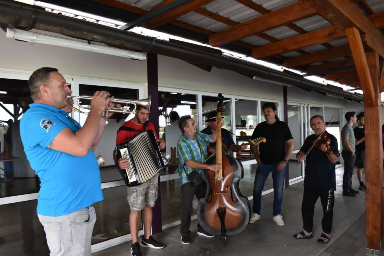 TRAKTORIJADA I ZALOGAJI Punkt s hot dogovima od domaćih kobasica privukao posjetitelje (11)