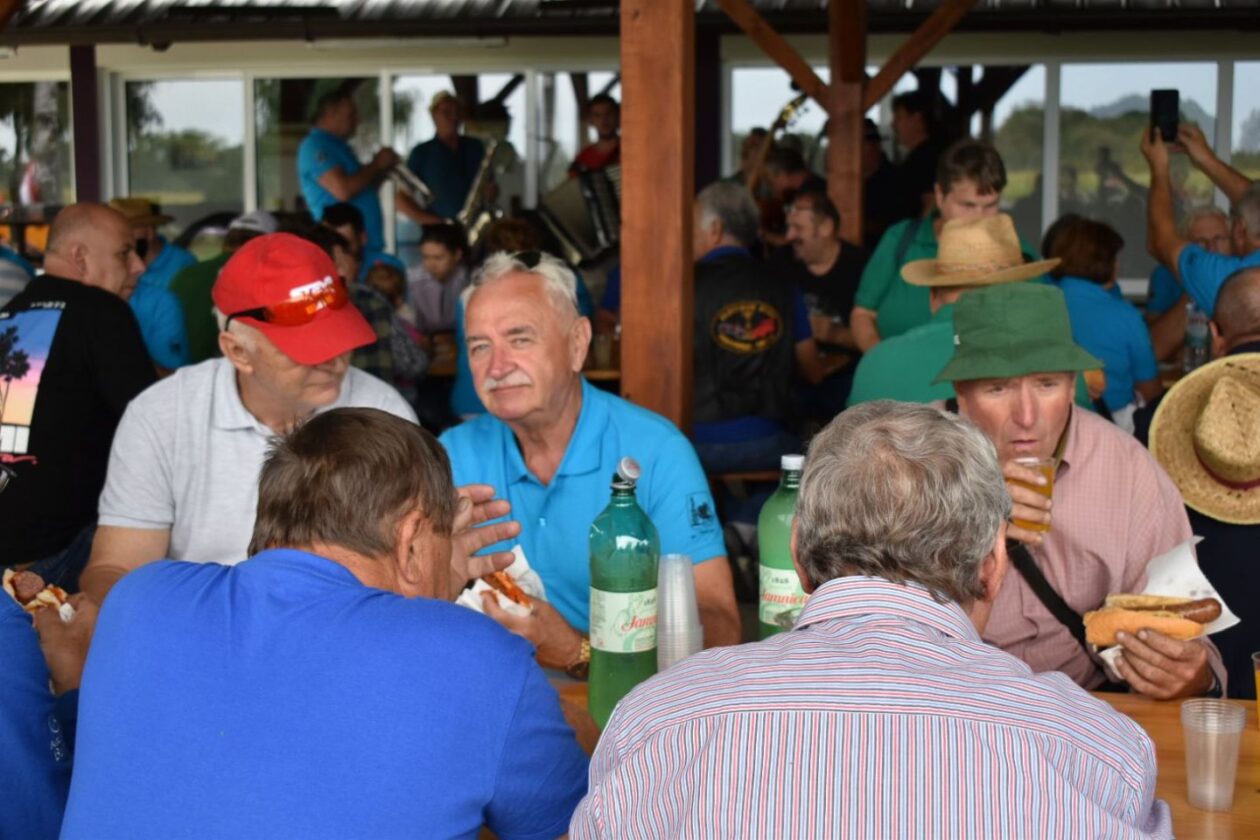 TRAKTORIJADA I ZALOGAJI Punkt s hot dogovima od domaćih kobasica privukao posjetitelje (12)