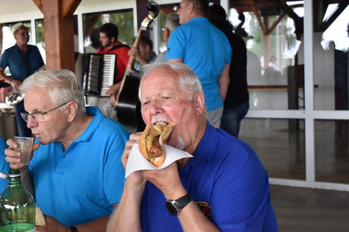 TRAKTORIJADA I ZALOGAJI Punkt s hot dogovima od domaćih kobasica privukao posjetitelje (2) TRAKTORIJADA I ZALOGAJI Punkt s hot dogovima od domaćih kobasica privukao posjetitelje (2)