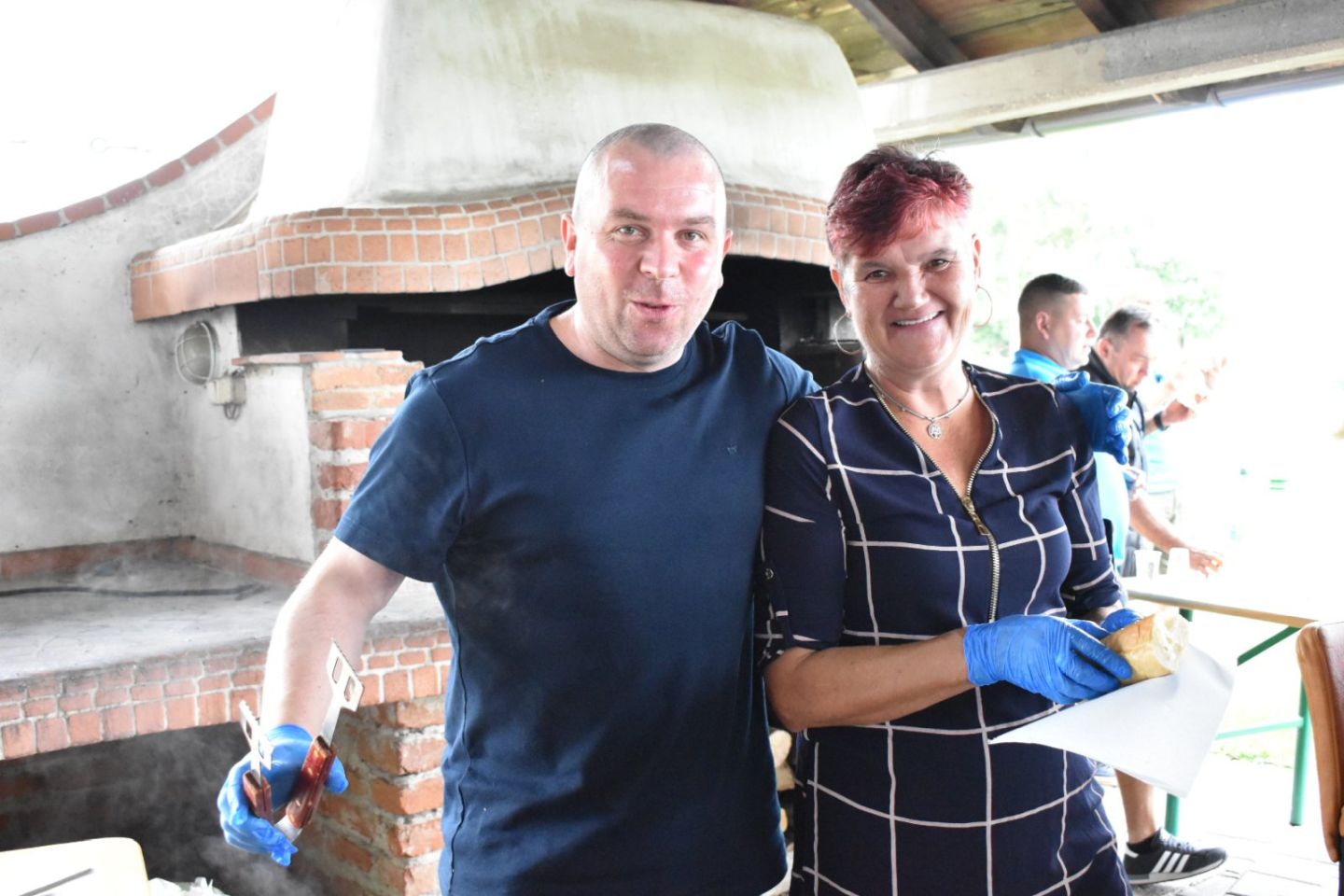 TRAKTORIJADA I ZALOGAJI Punkt s hot dogovima od domaćih kobasica privukao posjetitelje (4) TRAKTORIJADA I ZALOGAJI Punkt s hot dogovima od domaćih kobasica privukao posjetitelje (4)