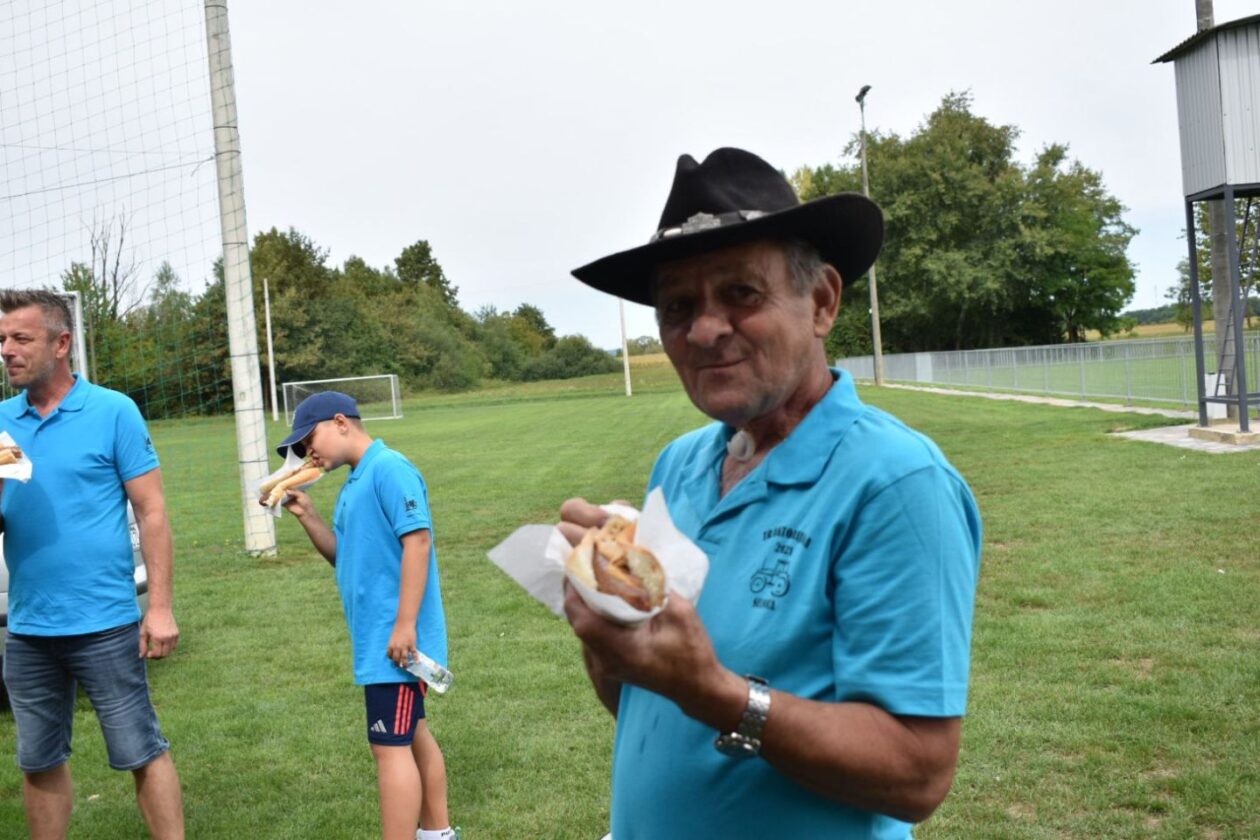 TRAKTORIJADA I ZALOGAJI Punkt s hot dogovima od domaćih kobasica privukao posjetitelje (6)