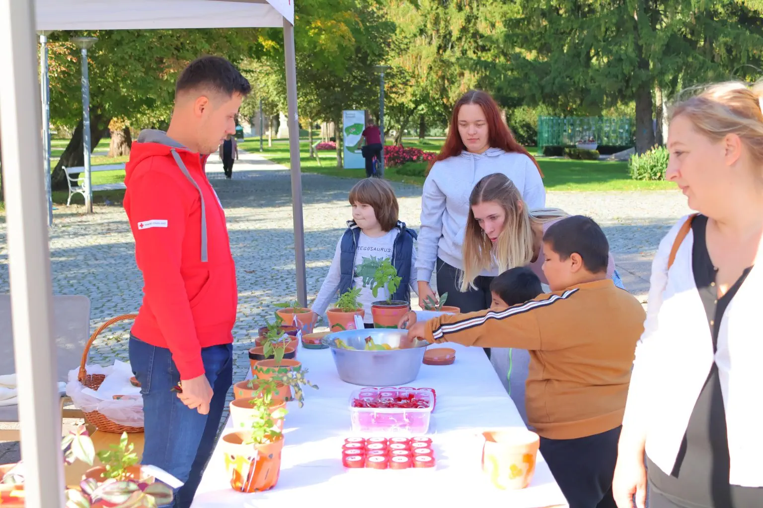 TRG REPUBLIKE Čakovec obilježio Svjetski dan mentalnog zdravlja i beskućnika Podrška najranjivijima kroz edukaciju i solidarnost (8) TRG REPUBLIKE Čakovec obilježio Svjetski dan mentalnog zdravlja i beskućnika Podrška najranjivijima kroz edukaciju i solidarnost (8)