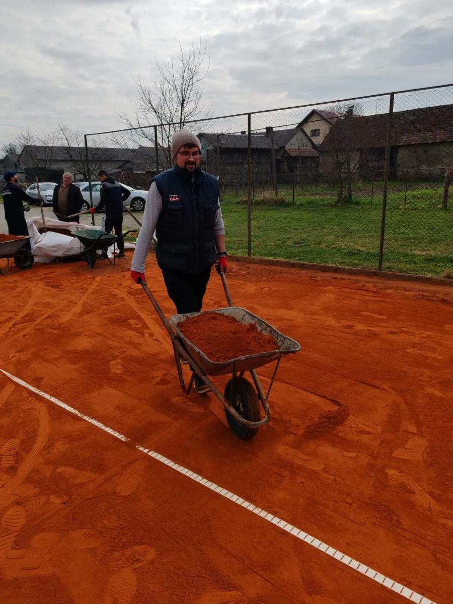 Teniski klub Dubravčan – radna akcija (12) Teniski klub Dubravčan – radna akcija (12)